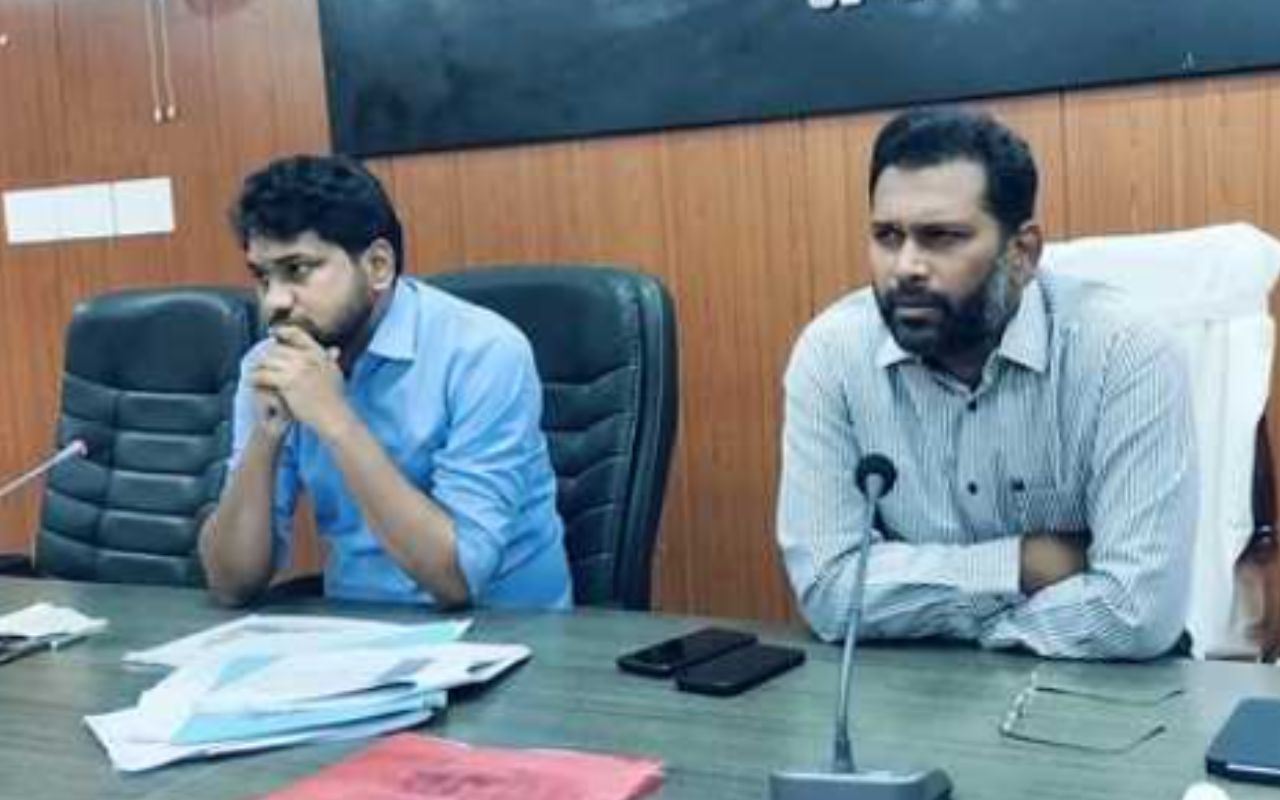 कार्यों की समीक्षा बैठक करते डीएम