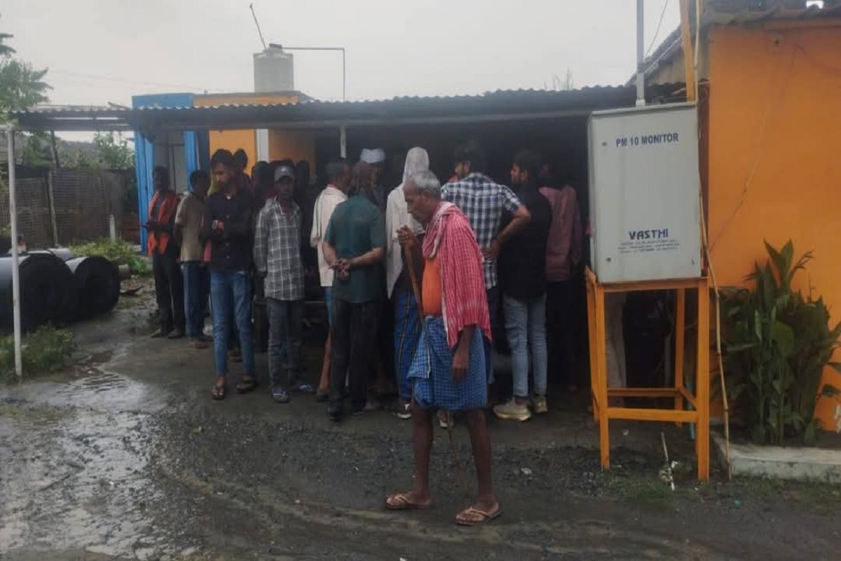 क्रशर प्लांट पर मुआवजे की मांग करते लोग