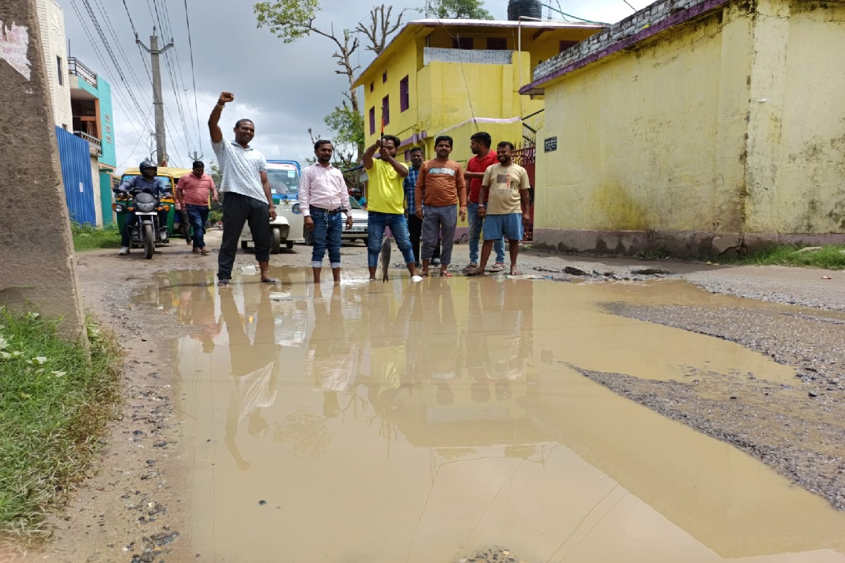जलजमाव का विरोध करते युवक