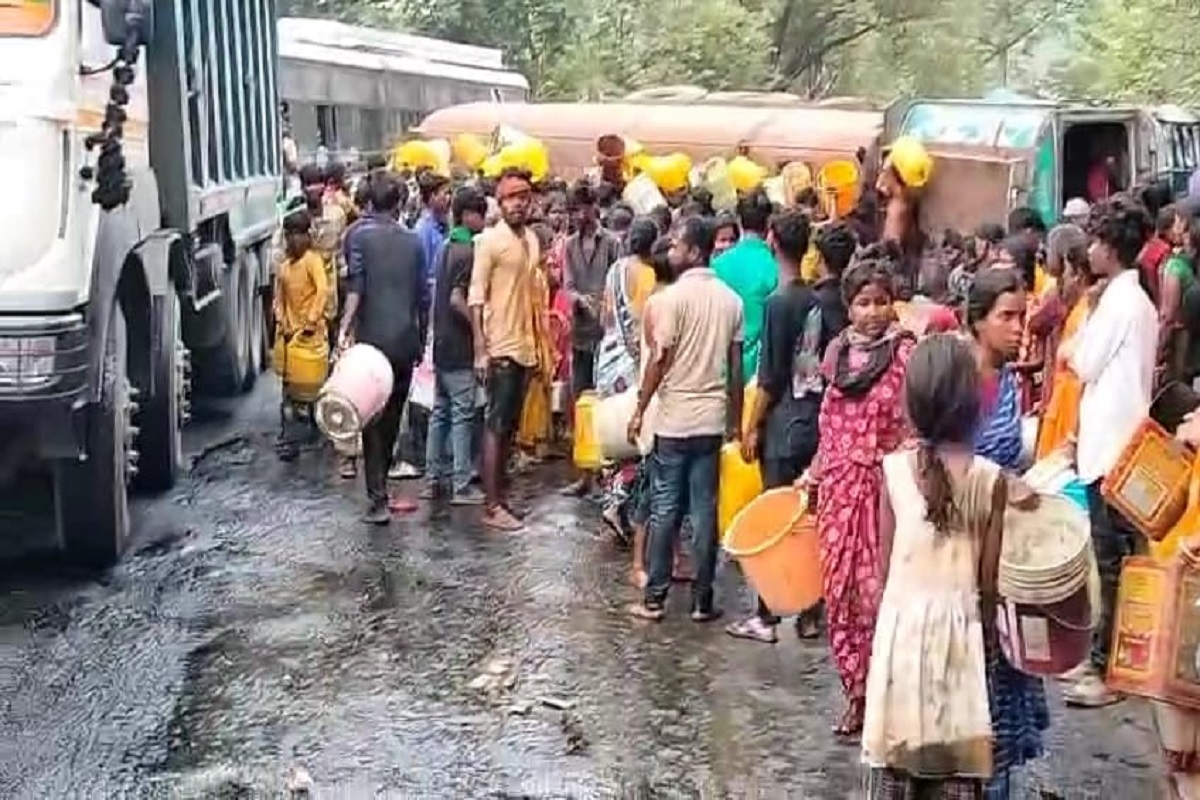 टैंकर से तेल समेटते ग्रामीण