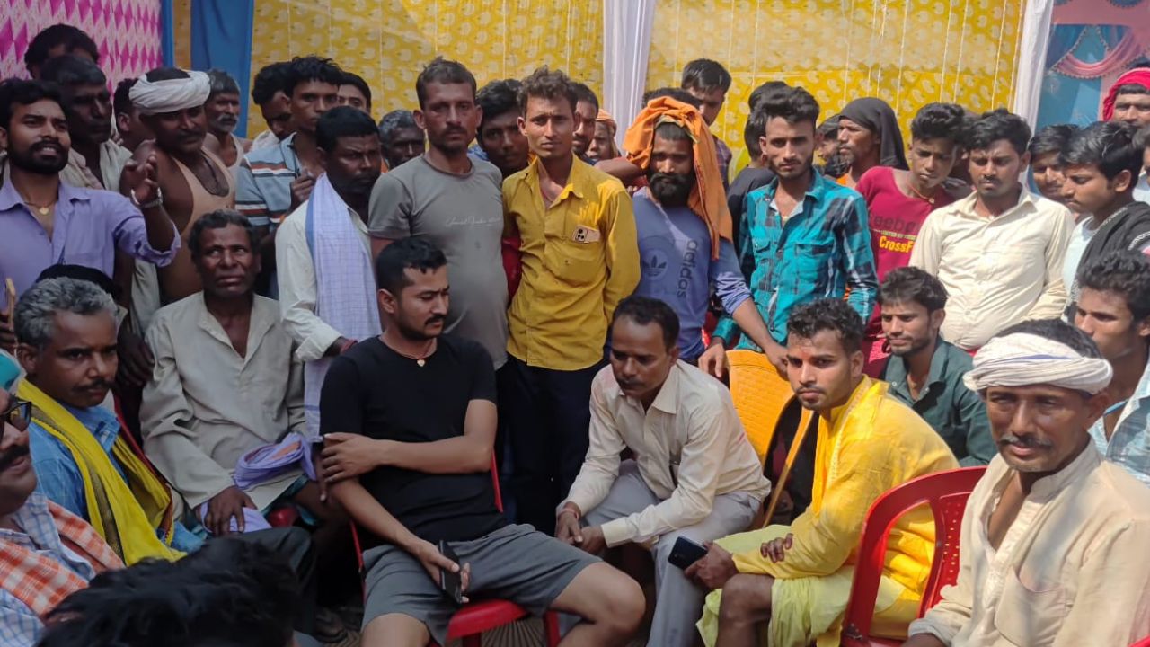 पंचायत करने के दौरान की ये तस्वीरें