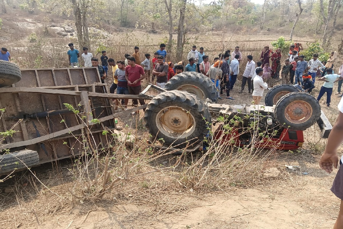 पलामू में ट्रैक्टर पलटने से चालक की मौत