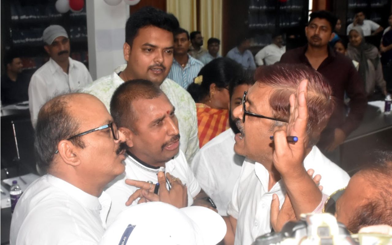 मुजफ्फरपुर महापौर कैबिनेट में हंगामा करते पार्षद