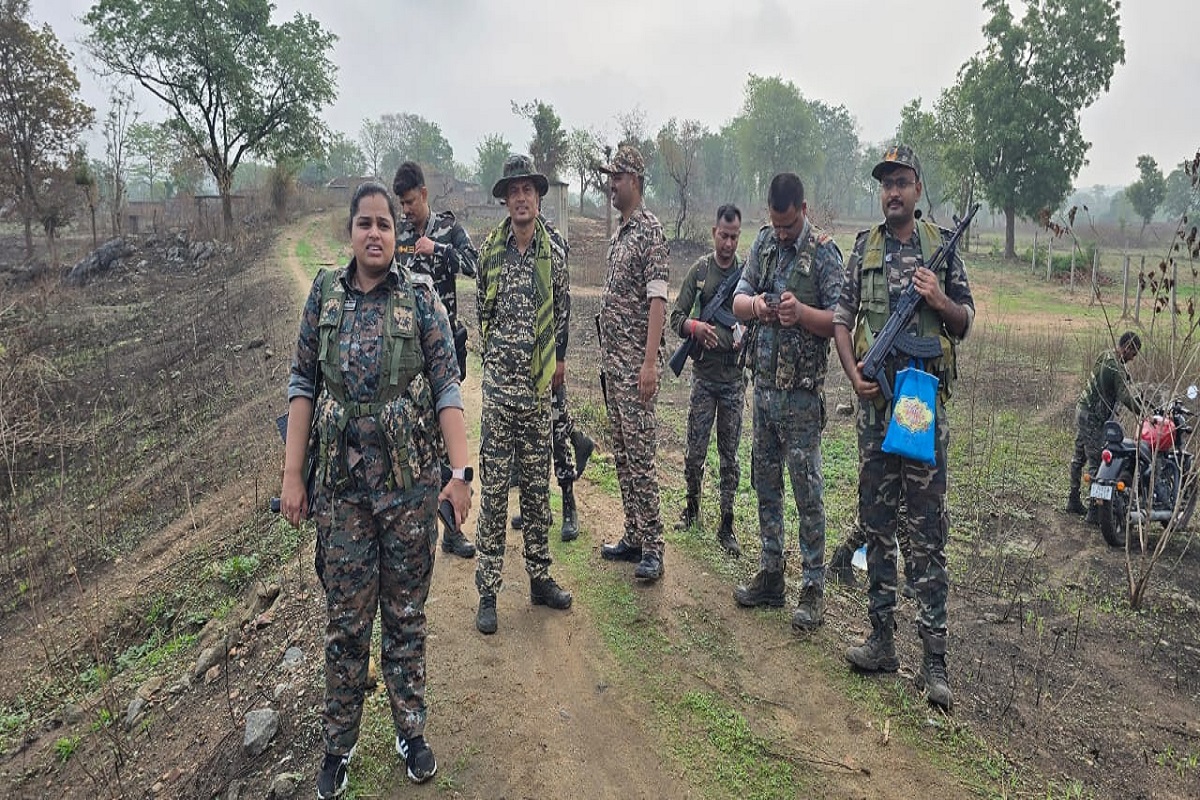 मुठभेड़ के बाद सर्च अभियान चलाते जवान