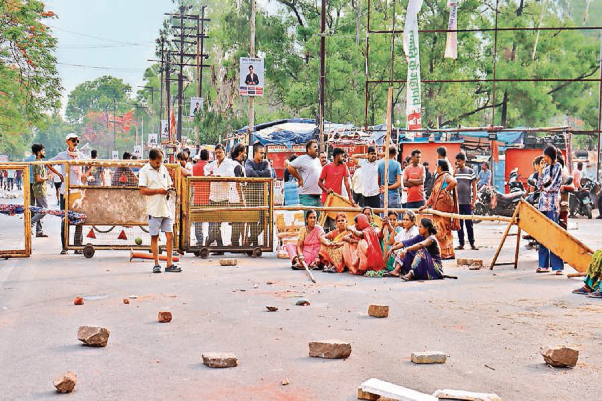 मोरहाबादी में दुकानदारों ने किया सड़क जाम