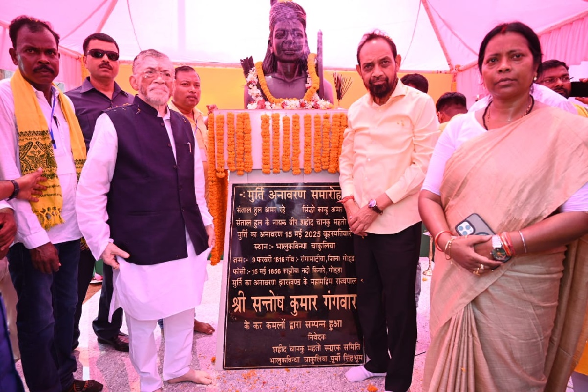 राज्यपाल ने शहीद चानकु महतो की प्रतिमा का अनावरण किया