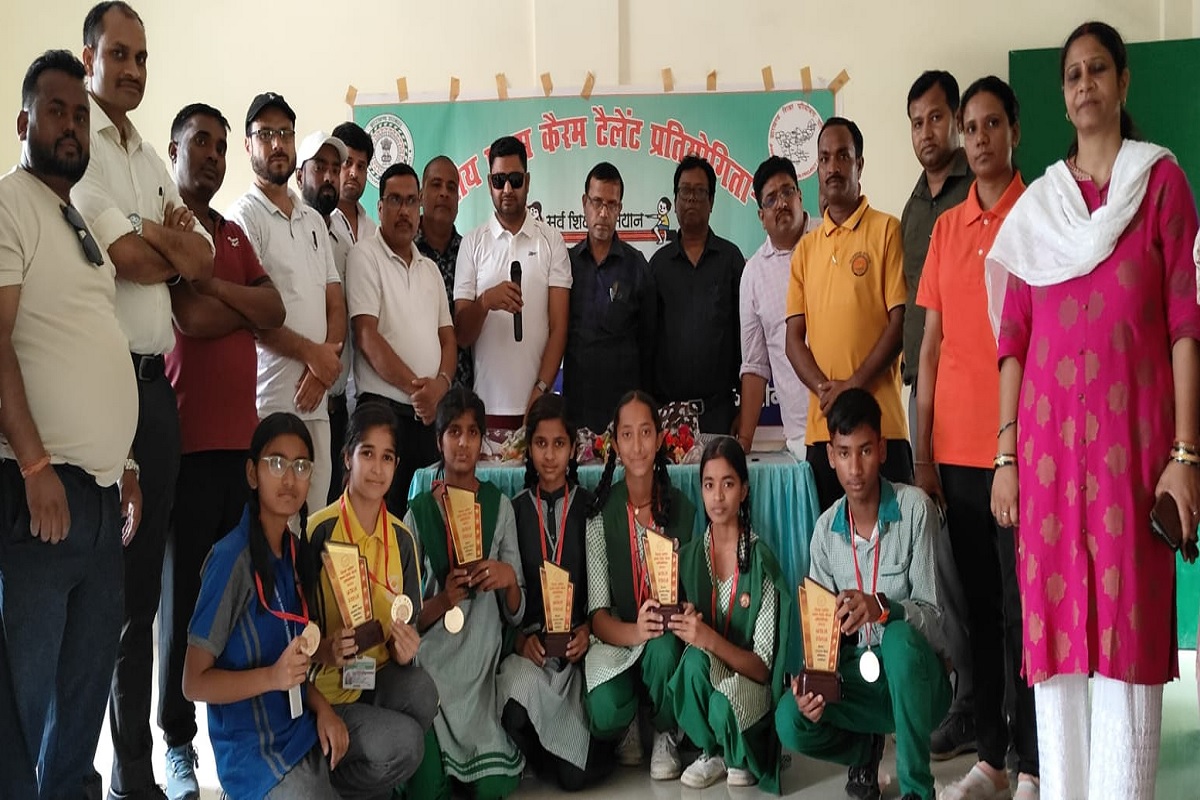 विजयी प्रतिभागियों के साथ शिक्षक एवं परियोजना कर्मी