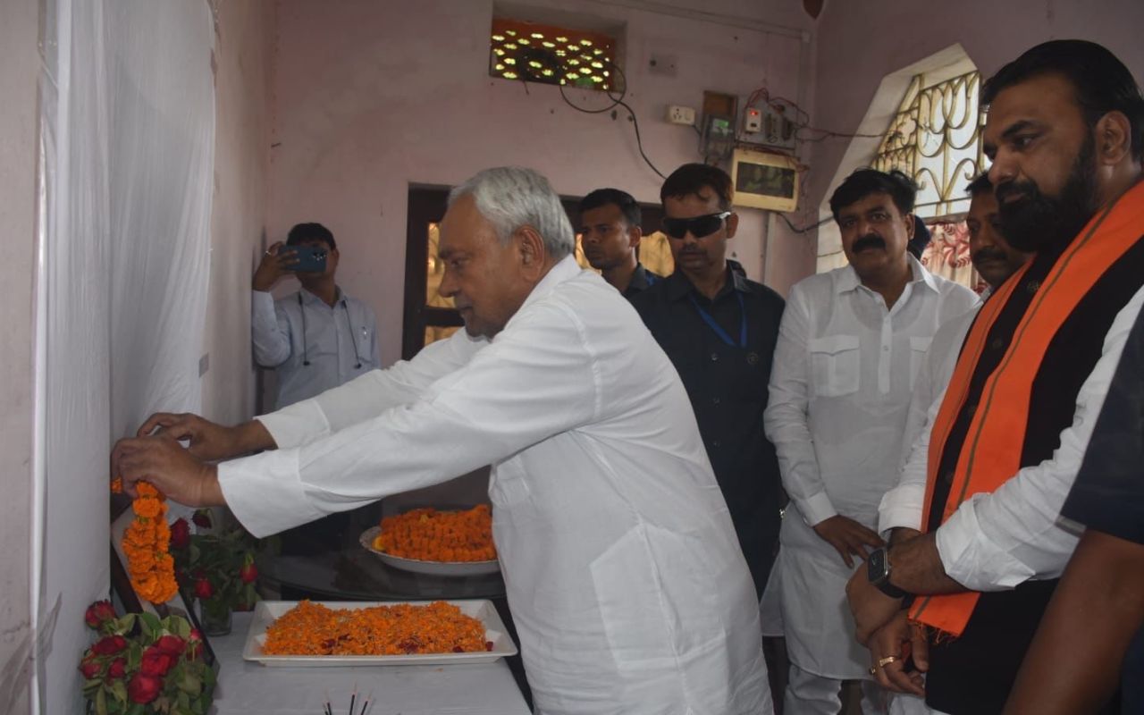 शहीद मोहम्मद इम्तियाज के तैलचित्र पर पुष्प अर्पित कर श्रद्धांजलि देते सीएम नीतीश कुमार