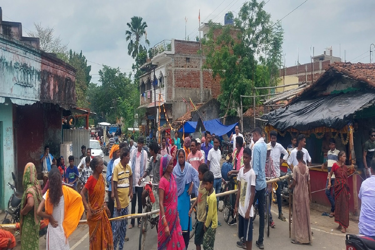 सड़क जाम करते लोग
