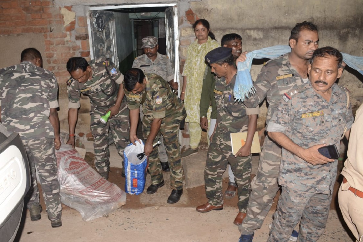 हथियार जब्त करती पुलिस और एटीएस की टीम