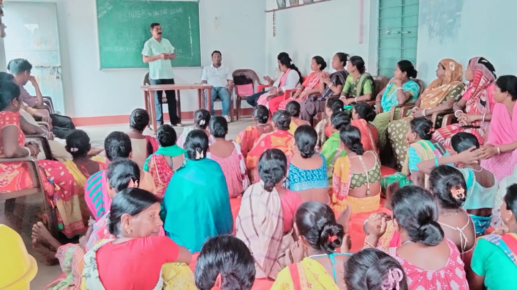 Jamshedpur News : बैसी में उपस्थित समाज के प्रतिनिधियों ने विचार मंथन के बाद जेल में बंद दिनेश मुर्मू को जेल से बाहर निकालने का बीड़ा उठाया है. इसके लिए समाज को आर्थिक सहयोग प्रदान करने की भी अपील की है. इसको लेकर सोमवार को तालसा में एक विशेष ग्रामसभा हुई. जिसमें ग्रामीणों ने सर्वसम्मति से निर्णय लिया कि वे दिनेश मुर्मू को न्याय दिलाने के लिए आर्थिक व सामाजिक हर तरह से सहयोग प्रदान किया जायेगा.
