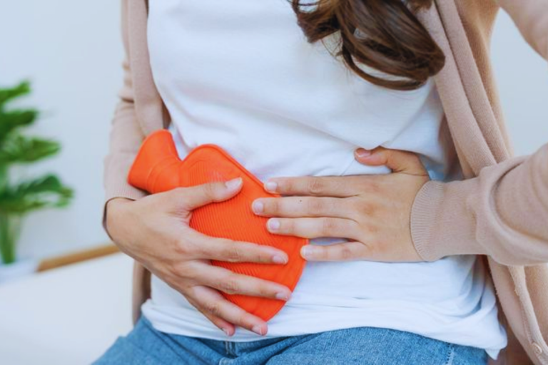 How to Reduce Bloating: क्या पीरियड्स से पहले ब्लोटिंग सामान्य है? जानें कारण, लक्षण और आसान उपाय
