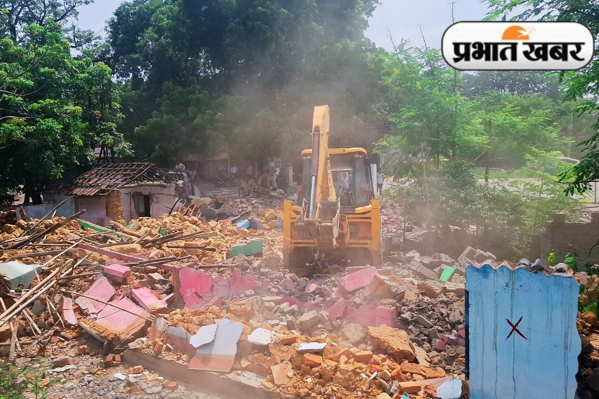 Bulldozer Runs on Shops and Houses in Jamshedpur