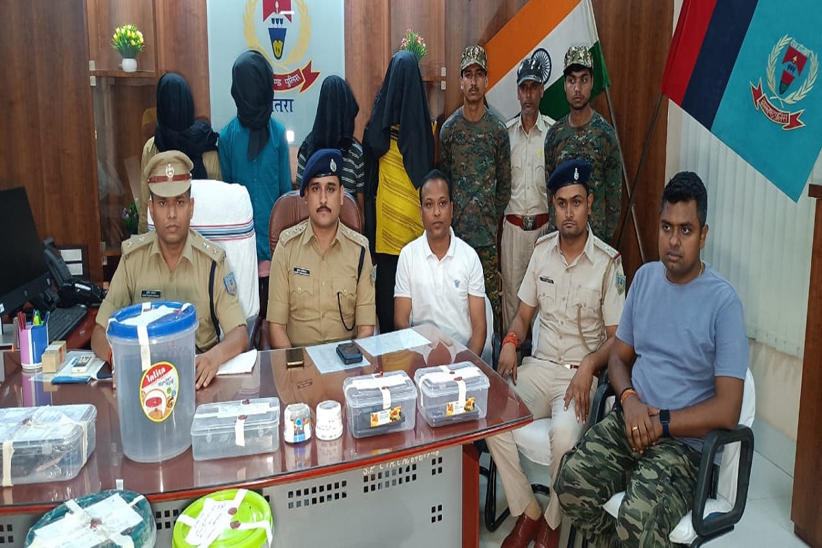 Chatra Police with arrested criminals