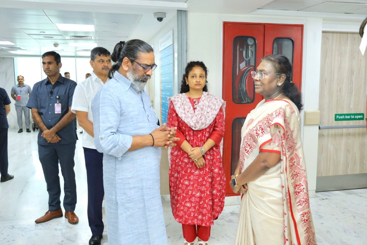 Droupadi Murmu Meets JMM Chief Shibu Soren in Sir Ganga Ram Hospital