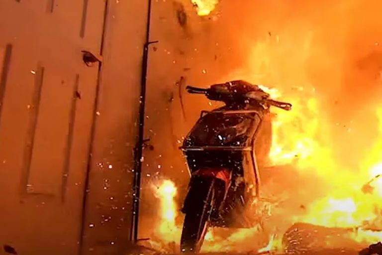 Electric Scooter Fire: आपकी एक गलती बना सकती है EV को आग का गोला
