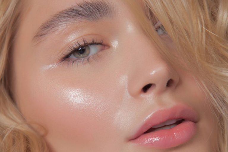 Glass Skin Look: इस आसान रूटीन से पाएं ग्लोइंग ग्लास स्किन लुक,बिना भारी मेकअप के