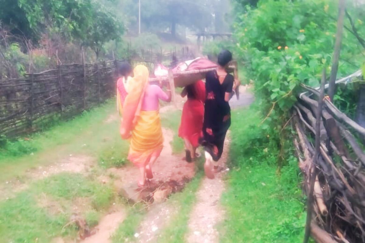 Gomia News Harayadih women took sick lady on cot