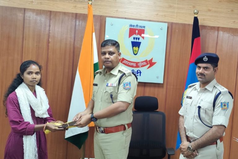 खूंटी में ऑपरेशन ‘मुस्कान’ के तहत लोगों को वापस मिल रहा उनका खोया फोन, अब तक 58 मोबाइल बरामद