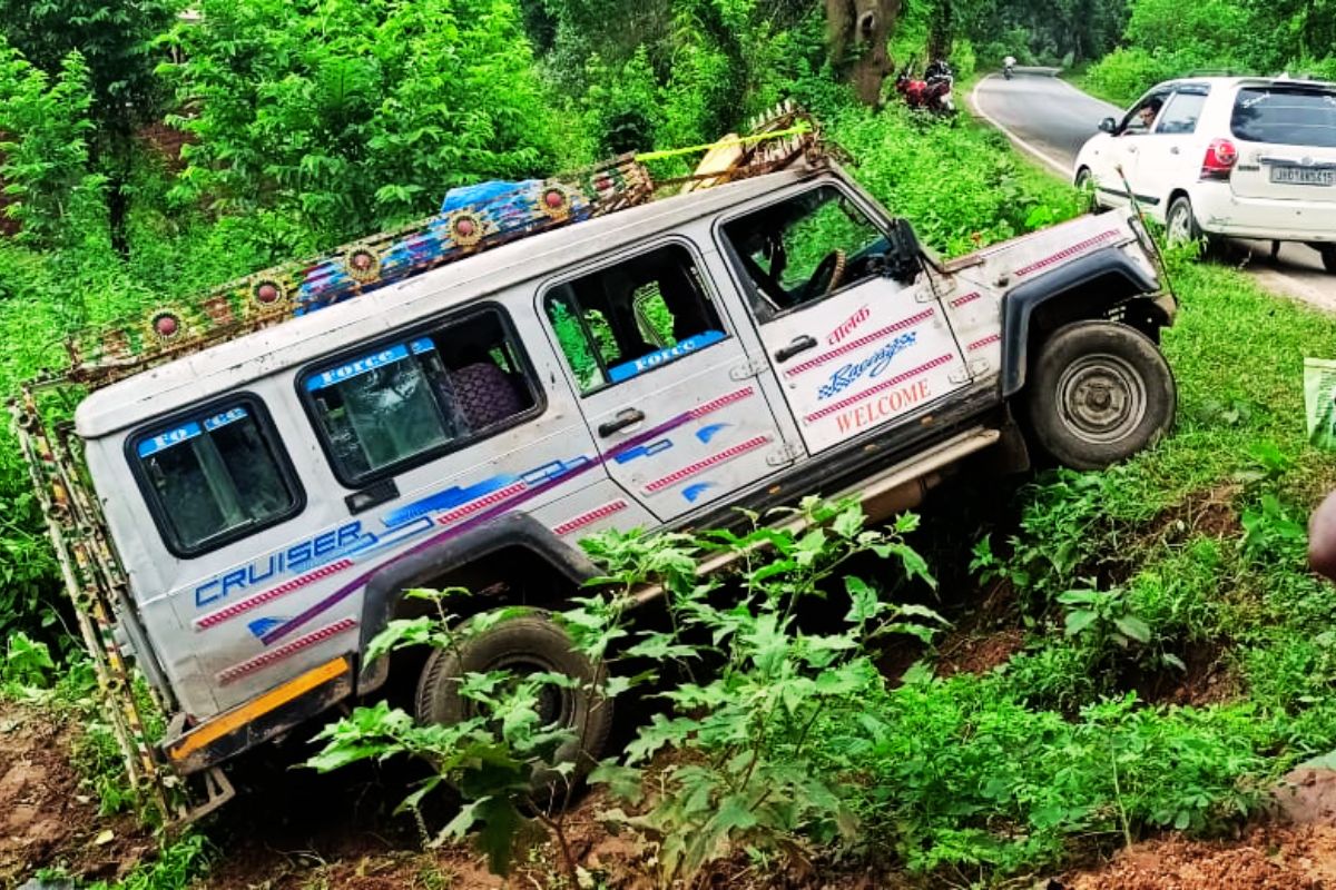 Passenger Van Overturned on ranchi muri road road accident