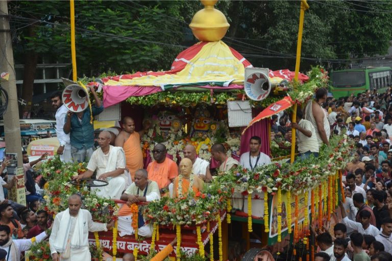 Patna: 40 फीट ऊंचे रथ पर विराजमान हुए जगन्नाथ, पटना में निकली महाप्रभु की भव्य रथयात्रा