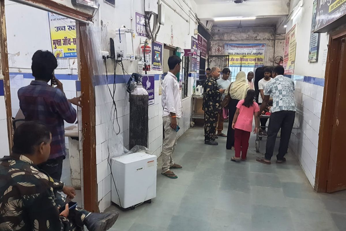 महिला के शव के साथ परिजन