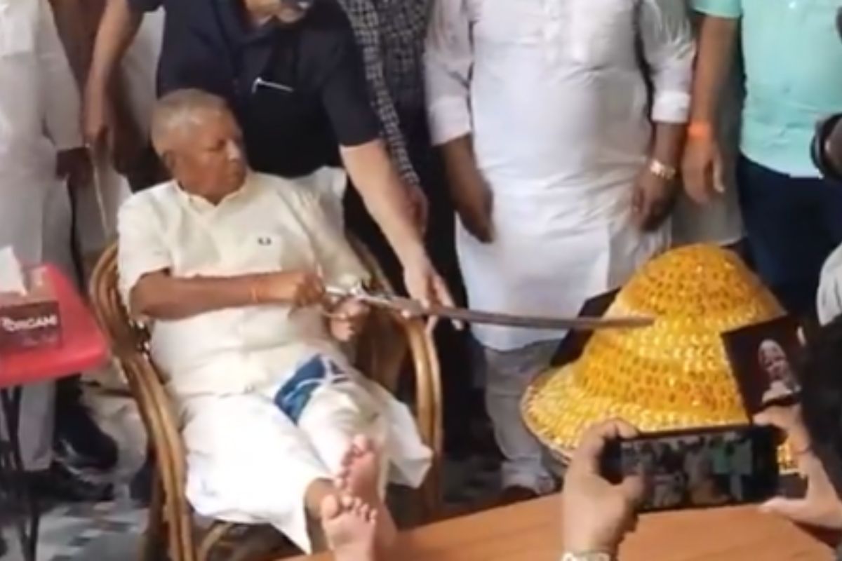 तलवार से केक काटते लालू यादव