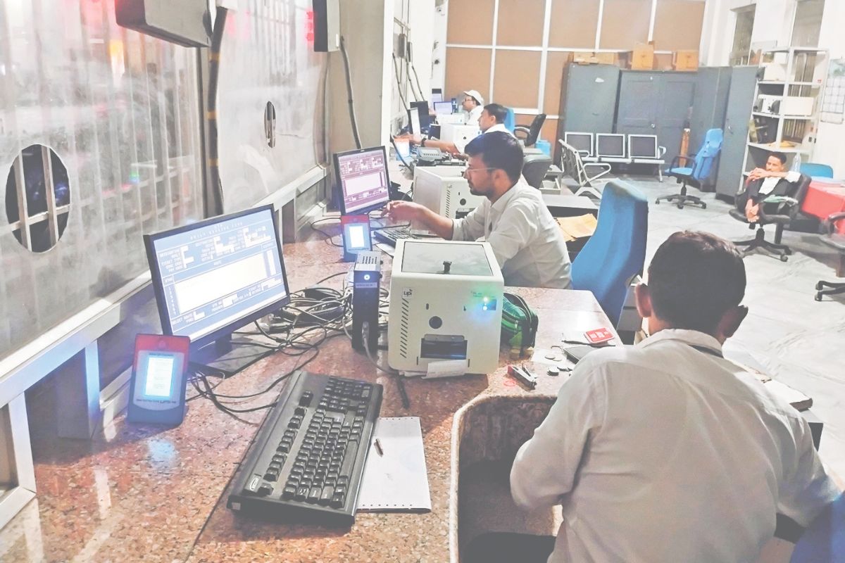 रेलवे स्टेशन पर लगाया गया QR कोड