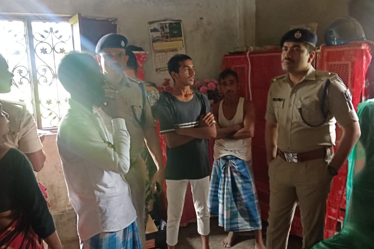 घटनास्थल पर जांच करती पुलिस