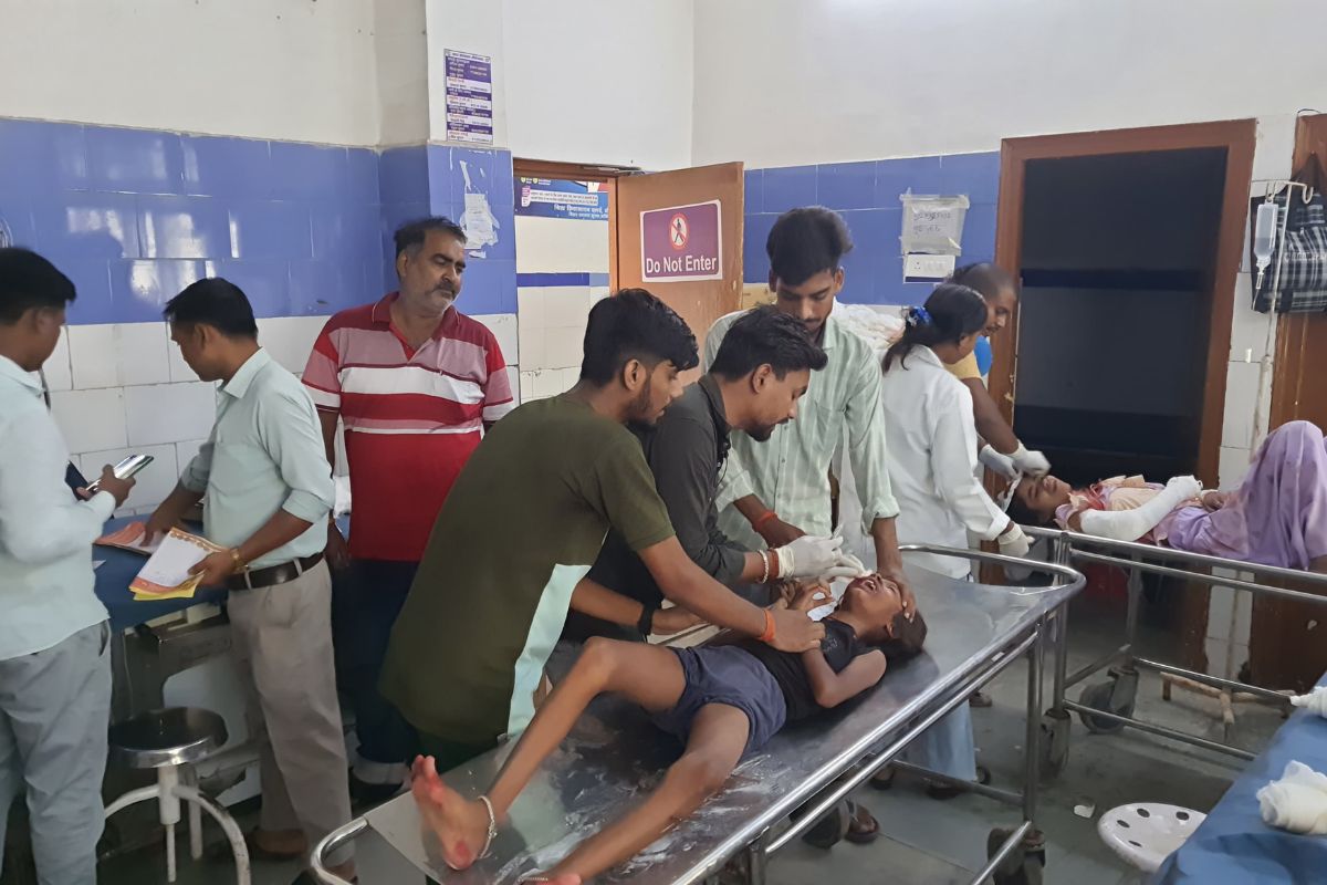 सदर अस्पताल में घायलों का इलाज कराते परिजन