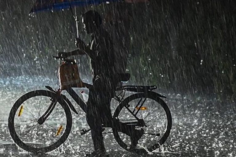 Bihar Rain Alert: बिहार में इस दिन से बदल सकता है मौसम, तेज हवा, गरज के साथ बारिश की संभावना