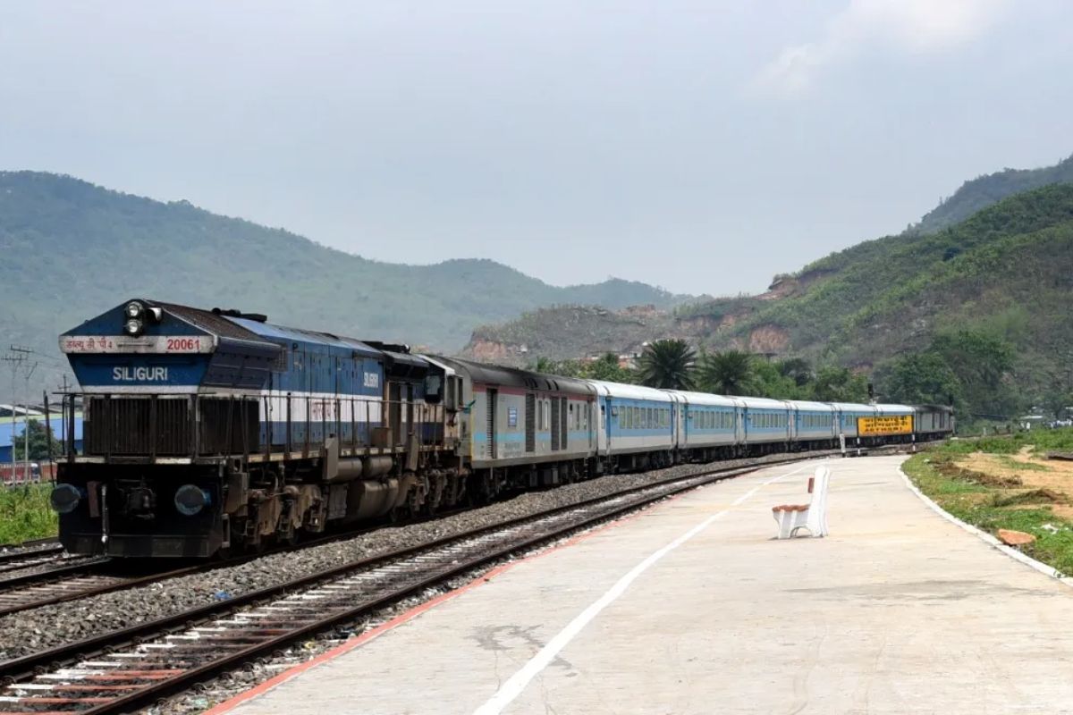 VIVEK EXPRESS| India's longest train Vivek Express stops at Kishanganj railway station in Bihar