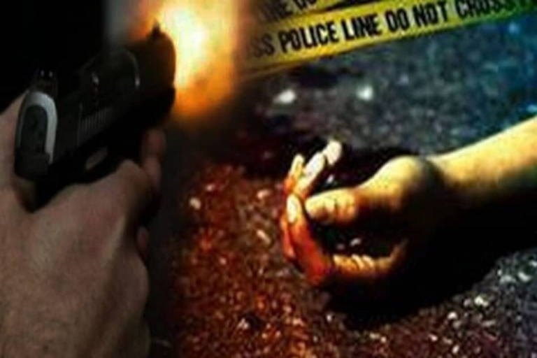 छत से उतरे कातिल, घर में घुसकर मां को मारी गोली, बेटे ने एक हमलावर को दबोचा
