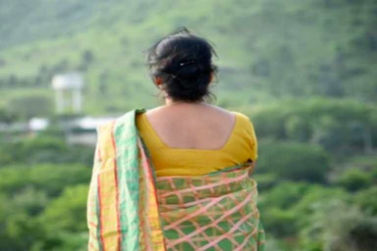 बेटी के लिए रिश्ता देखने गई विधवा मां खुद ही कर बैठी प्यार, आधी उम्र के युवक से मंदिर में रचाई शादी