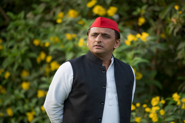 घायल देख रुका काफिला, अखिलेश यादव ने फिर दिखाया इंसानियत का चेहरा