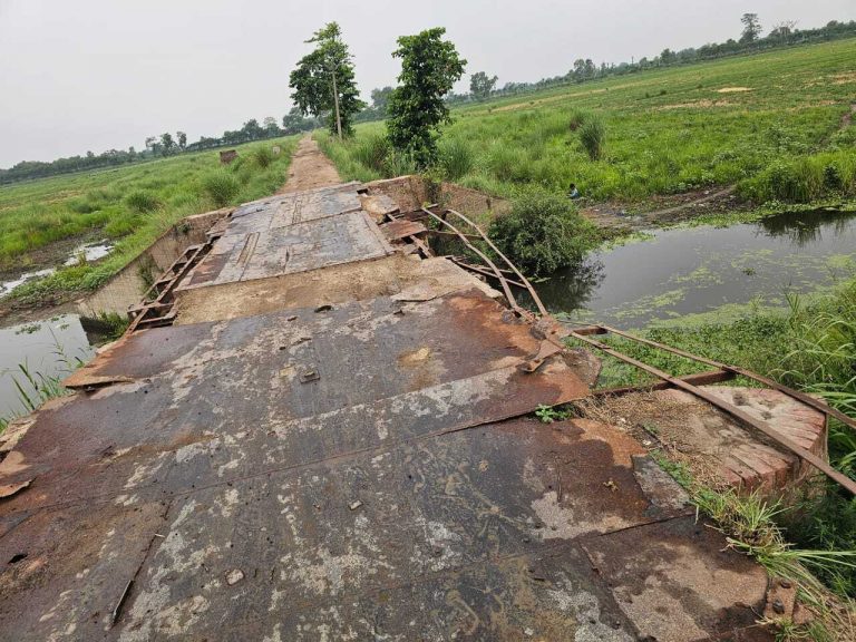Bettiah : जान जोखिम में डालकर अंग्रेजों के जमाने के जर्जर पुल से आवागमन कर रहे लोग