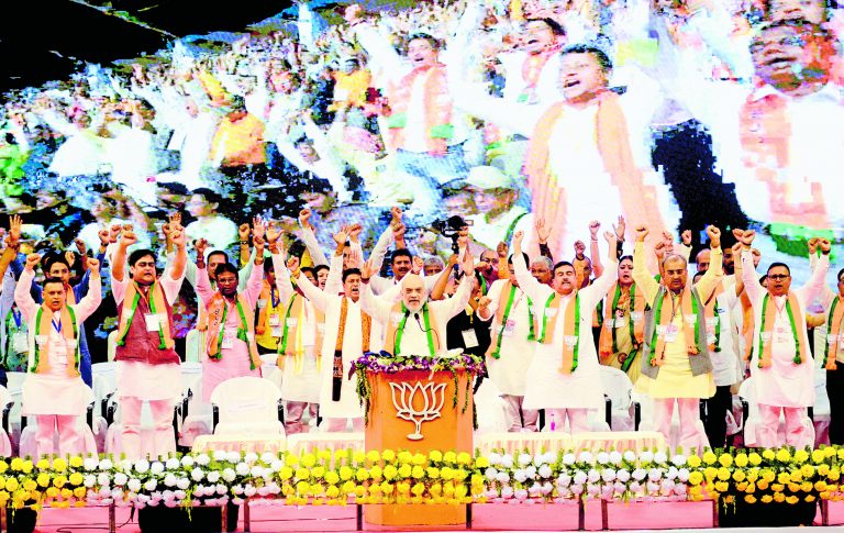 शुभेंदु के खड़े होने पर डर जाती हैं दीदी : अमित शाह