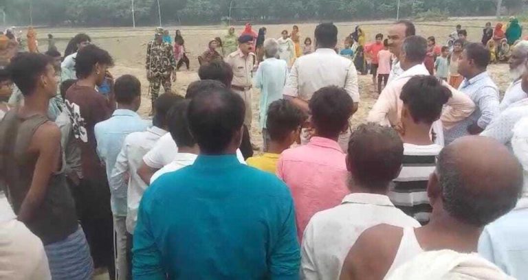 Bettiah : सिकरहना नदी के किनारे मिली लापता महिला की लाश, गला दबाकर हत्या का आरोप
