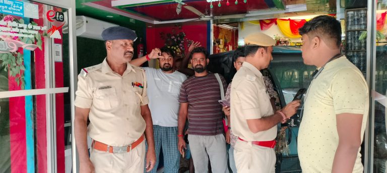 ई रिक्शा शोरूम से नकदी समेत दस लाख की संपत्ति चोरी