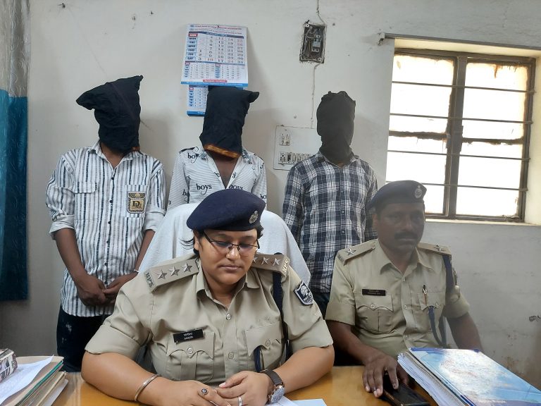 Patna News : धनबाद के एंजेल वन माइक्रो फाइनांस में डकैती करने जा रहे तीन अपराधी हथियार के साथ गिरफ्तार Patna News : धनबाद के एंजेल वन माइक्रो फाइनांस में डकैती करने जा रहे तीन अपराधी हथियार के साथ गिरफ्तार