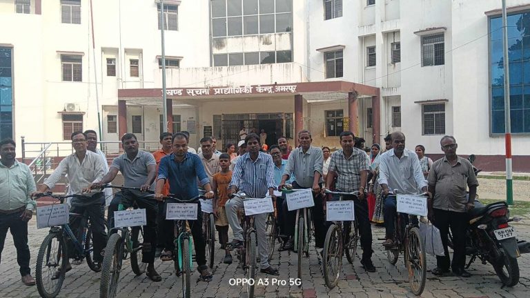 साइकिल यात्रा में मतदान व पौधरोपण का दिया संदेश