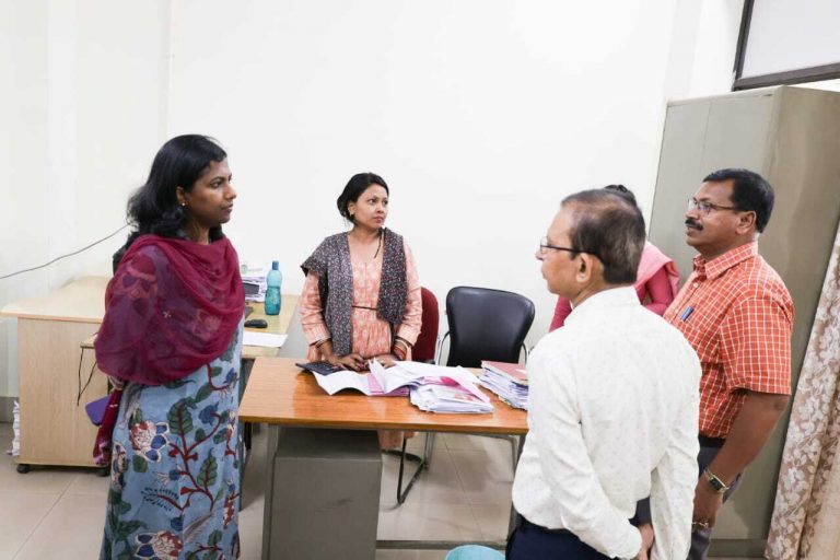 जन शिकायत कोषांग कक्ष का नियमित संचालन करें पदाधिकारी : डीसी