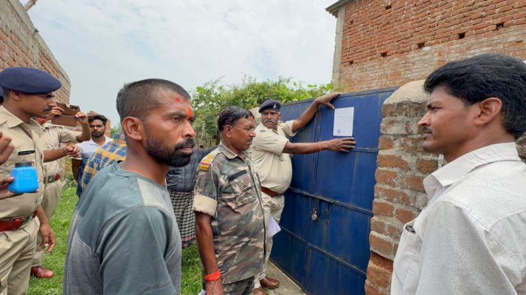 दुष्कर्म के आरोपी शिक्षक के घर पुलिस ने चिपकाया इश्तेहार