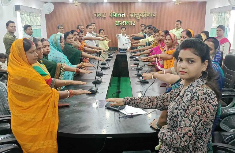 जूट से बने थैला बांट कर नपं ने दुकानदारों को किया जागरूक