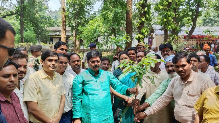 Bokaro News : पर्यावरण संरक्षण के लिए संकल्प लेने की जरूरत : योगेंद्र प्रसाद