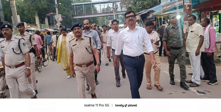 बकरीद पर्व को लेकर डीएम-एसपी ने निकाला फ्लैग मार्च