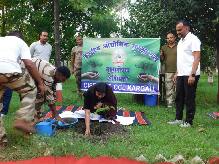Bokaro News : सीआइएसएफ करगली यूनिट की ओर से लगाये गये 1000 पौधे
