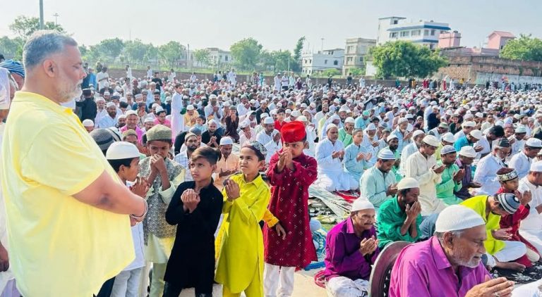 बकरीद पर लोगों से गले मिले सांसद, दिया भाईचारे का संदेश