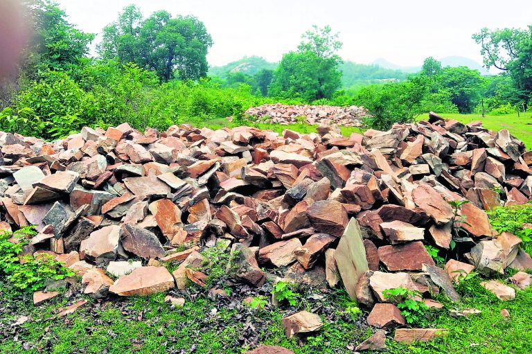 East Singhbhum News : मुसाबनी में पहाड़ तोड़ रहे माफिया, सरकारी योजनाओं में पत्थर का उपयोग
