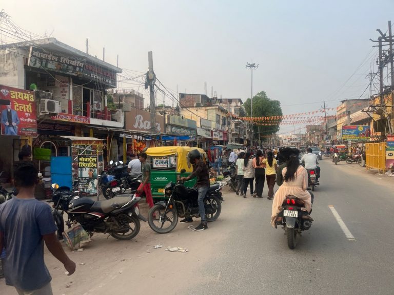 शहर की सड़कों पर अतिक्रमण से आमजन को आवागमन में परेशानी
